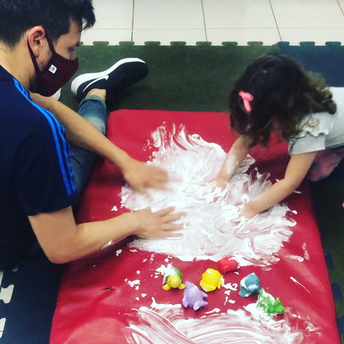 padre e hija jugando con espuma