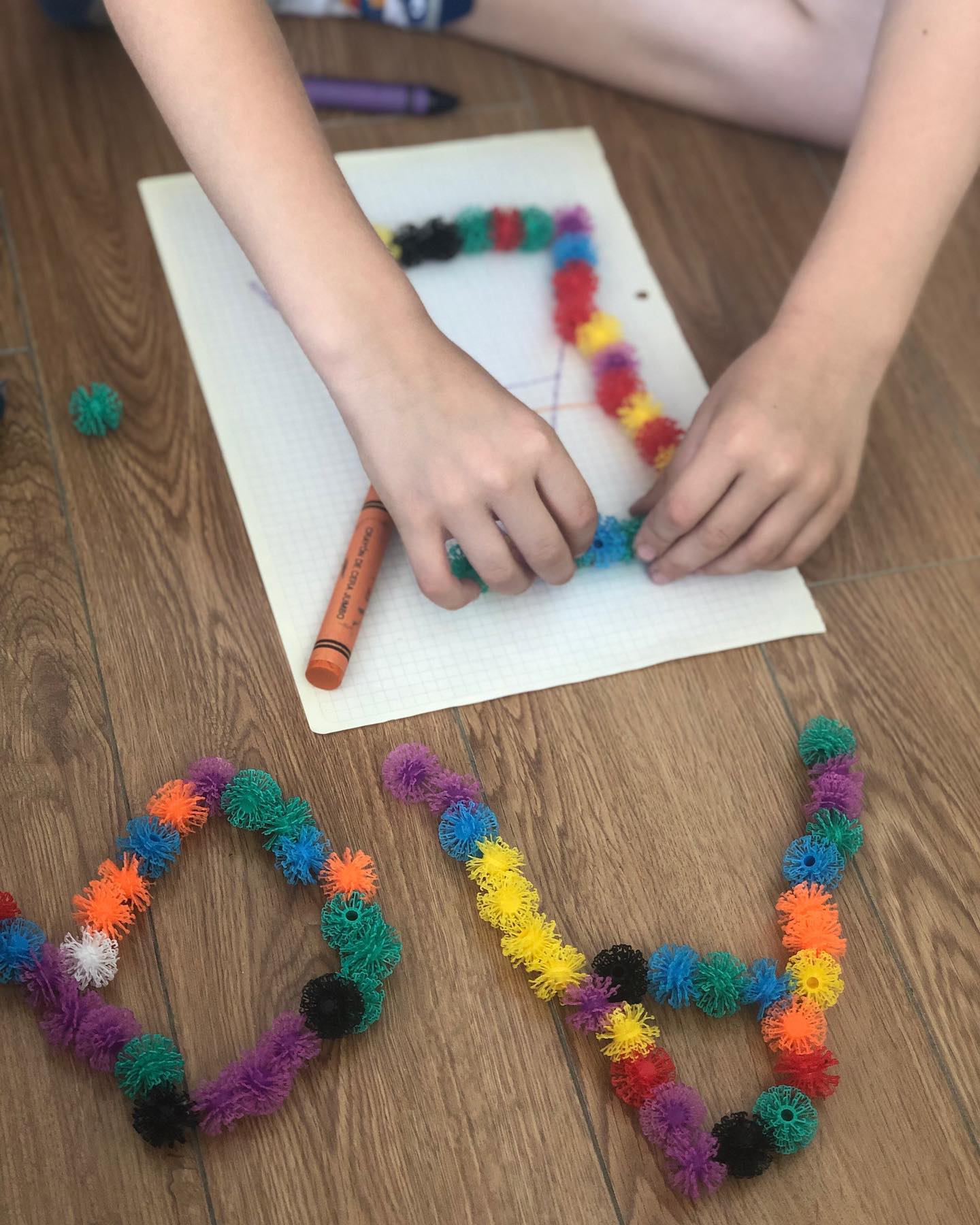 manos de niño haciendo letras