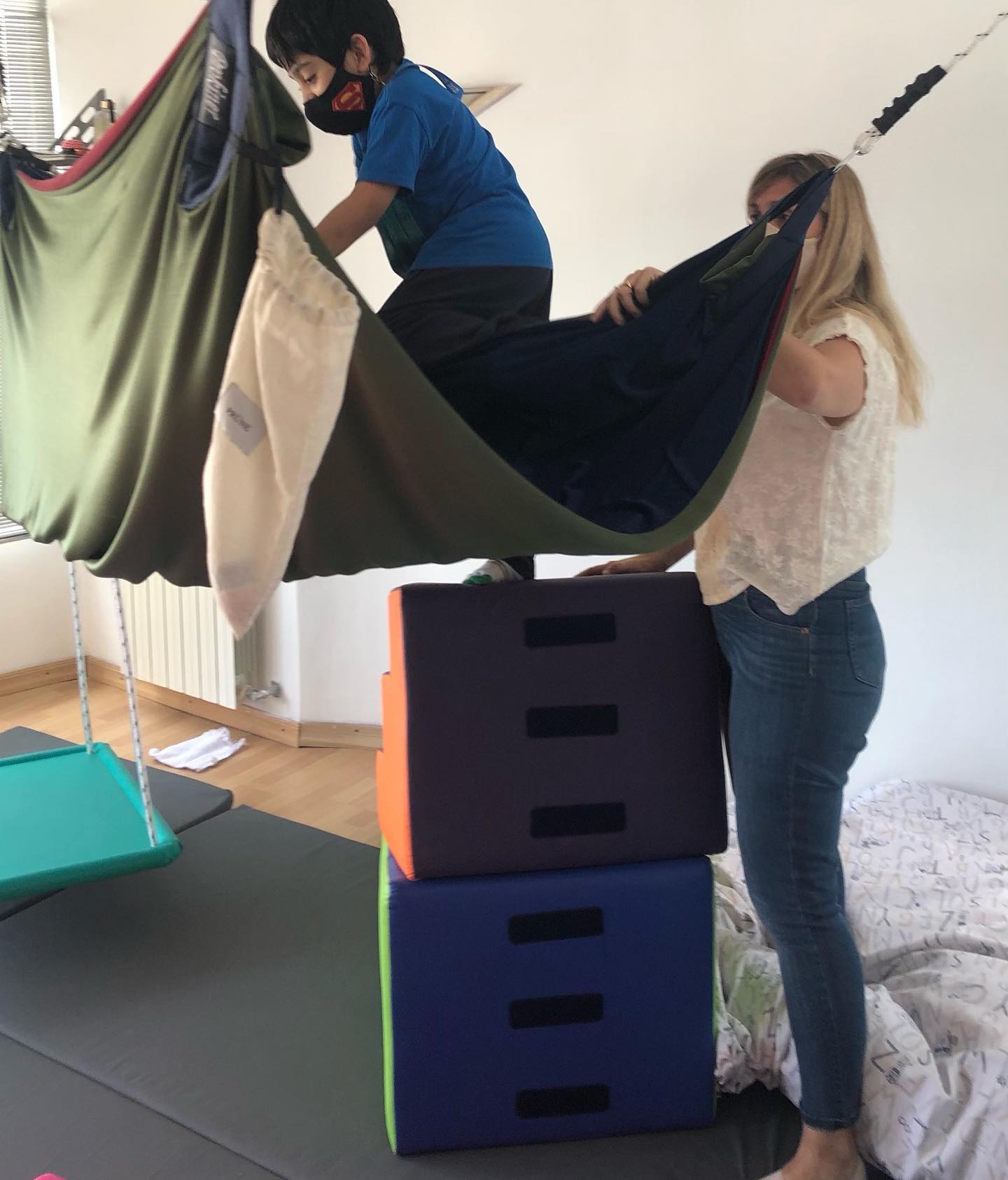 niño subiendo a hamaca de tela